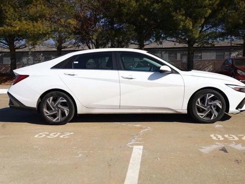 Used 2025 Hyundai Elantra Limited w/ Cargo Package image 4