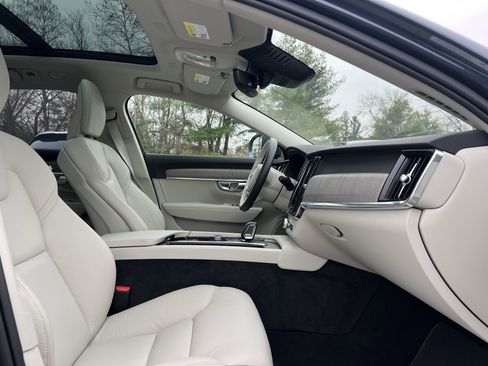 Used 2025 Volvo V90 B6 Cross Country Plus image 48