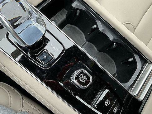 New 2026 Volvo XC90 T8 Plus w/ Protection Package Premier AWD/4WD image 18