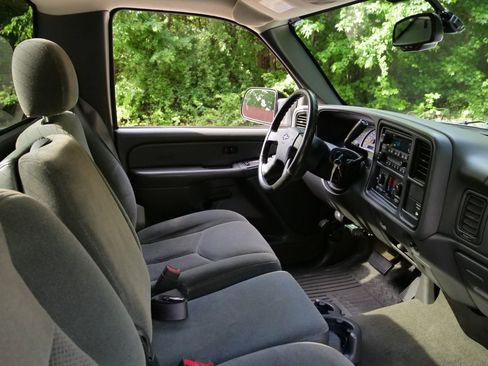 Used 2004 Chevrolet Silverado 2500 LS RWD image 24
