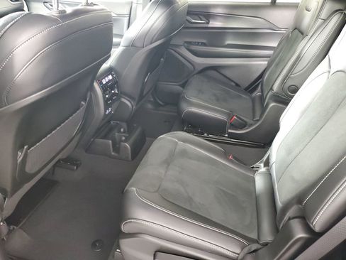 Used 2025 Jeep Grand Cherokee L Altitude image 13