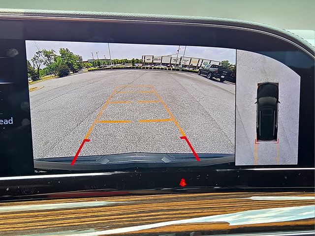 Used 2022 Cadillac Escalade Luxury w/ LPO, Illumination Package AWD/4WD image 18