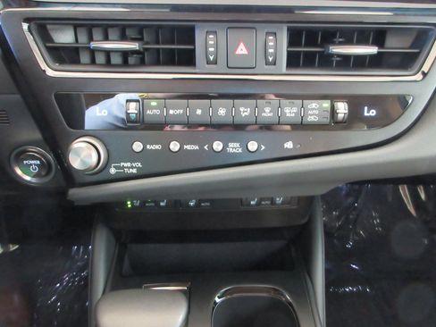 Used 2025 Lexus ES 300h w/ Premium Package FWD image 44
