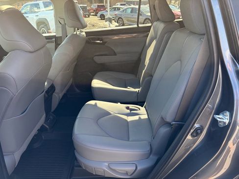 Used 2020 Toyota Highlander Limited image 5
