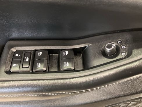 Used 2023 Jeep Grand Cherokee Limited w/ Luxury Tech Group II image 12