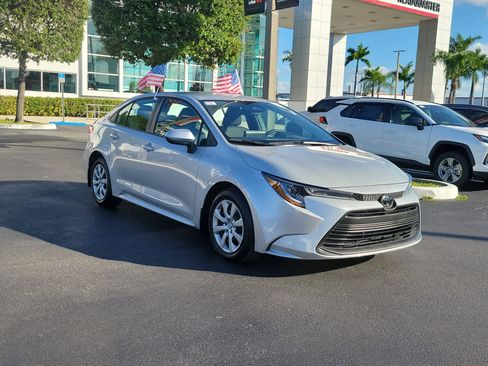 Used 2025 Toyota Corolla LE image 2