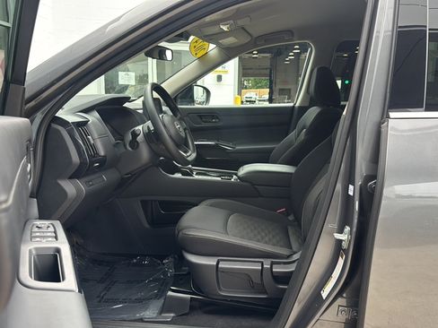 Used 2024 Nissan Pathfinder S AWD/4WD image 12
