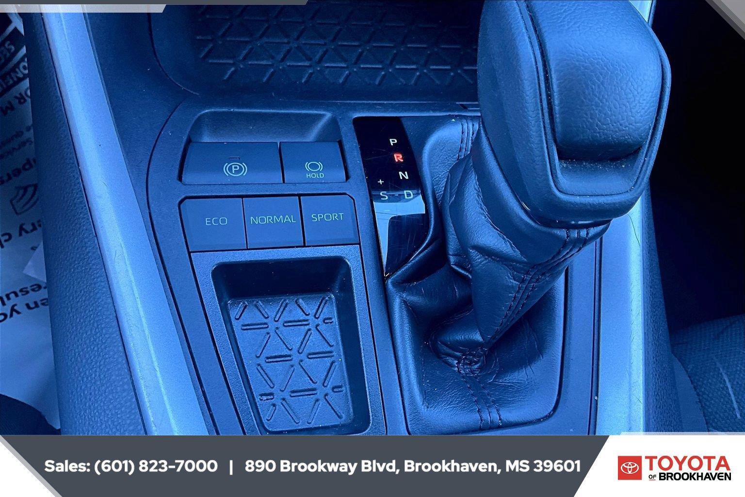 Used 2024 Toyota RAV4 XLE FWD image 23
