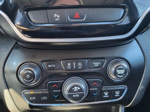 Used 2019 Jeep Cherokee Limited FWD image 35