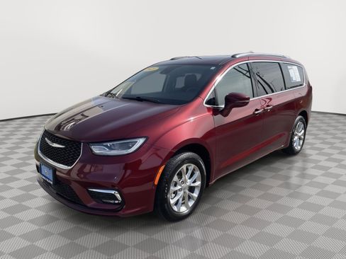 Used 2021 Chrysler Pacifica Touring-L w/ Premium & Safety Sphere Group AWD/4WD image 3