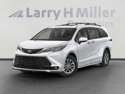 Used 2025 Toyota Sienna XLE w/ XLE Plus Package image 1