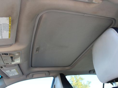 Used 2017 Toyota Camry SE w/ Moonroof Package image 3