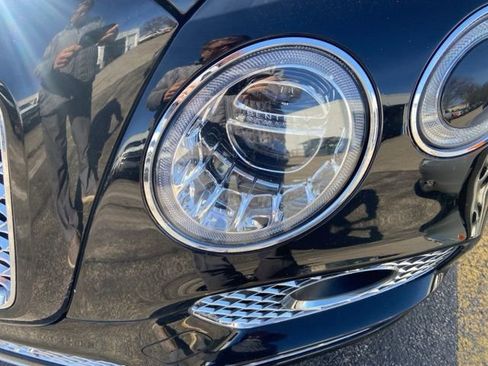 Used 2018 Bentley Bentayga image 2