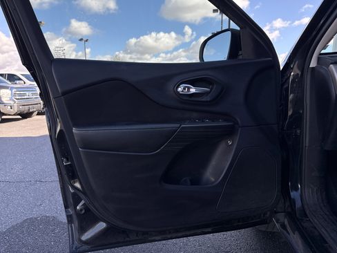 Used 2016 Jeep Cherokee Latitude w/ Comfort/Convenience Group image 9