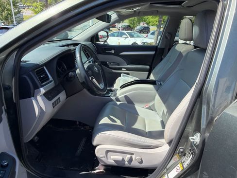 Used 2019 Toyota Highlander XLE FWD image 14