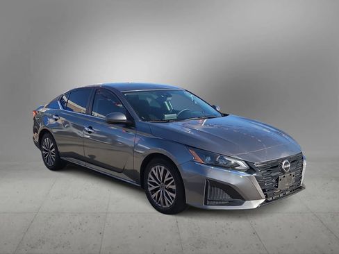 Used 2023 Nissan Altima 2.5 SV image 2