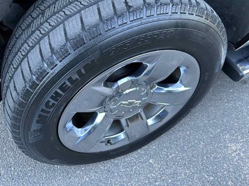 Used 2018 Chevrolet Suburban LT w/ LT Signature Package image 32