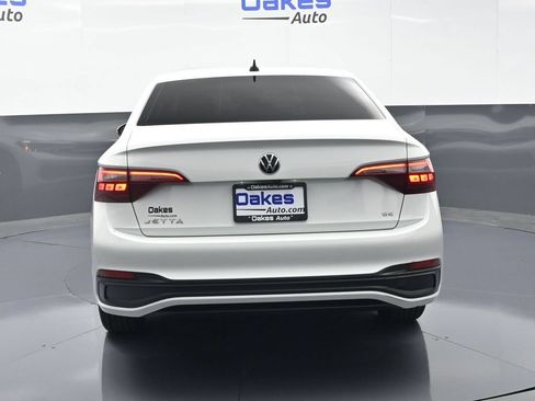 Used 2022 Volkswagen Jetta SE w/ Panoramic Sunroof Package FWD image 6