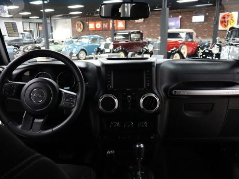 Used 2018 Jeep Wrangler Unlimited Sahara w/ Connectivity Group AWD/4WD image 12
