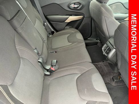 Used 2017 Jeep Cherokee Latitude w/ Trailer Tow Group AWD/4WD image 18