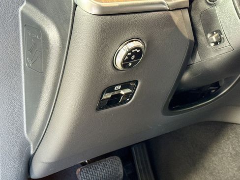 Certified 2025 Mercedes-Benz GLC 300 image 10