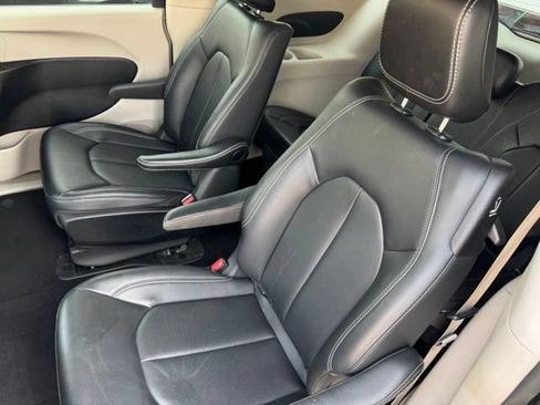 Used 2024 Chrysler Pacifica Limited FWD image 8