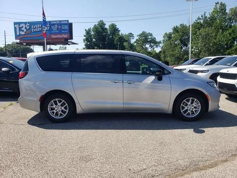 Used 2024 Chrysler Pacifica Touring-L FWD image 2
