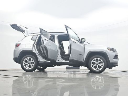 Used 2025 Jeep Compass Latitude image 42