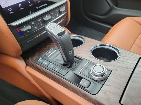 Used 2023 Maserati Quattroporte Modena image 12