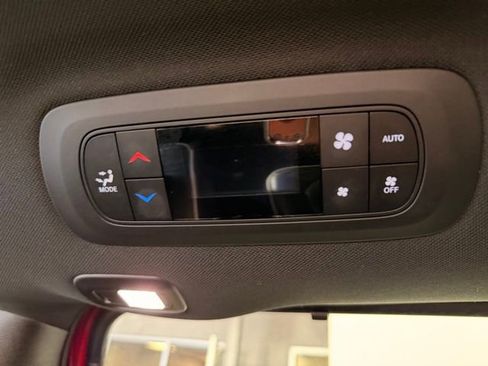 Used 2025 Chrysler Pacifica Limited image 32