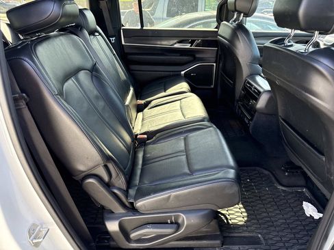 Used 2024 Jeep Wagoneer Series II w/ Flexible Seating Group RWD image 4