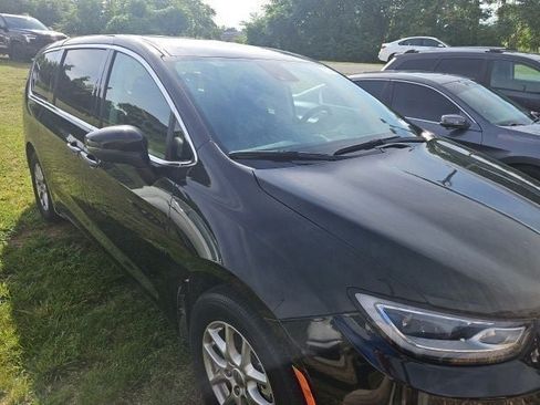 Used 2023 Chrysler Pacifica Touring-L FWD image 6