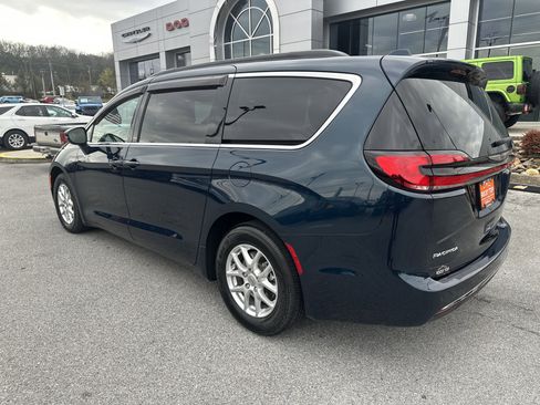 Used 2022 Chrysler Pacifica Touring-L image 9