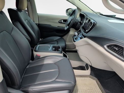 Used 2023 Chrysler Pacifica Touring-L w/ Uconnect Theater Family Group FWD image 25