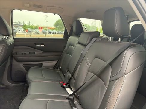 Used 2025 Nissan Pathfinder SL image 10