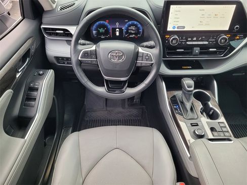 Used 2024 Toyota Highlander Platinum image 10