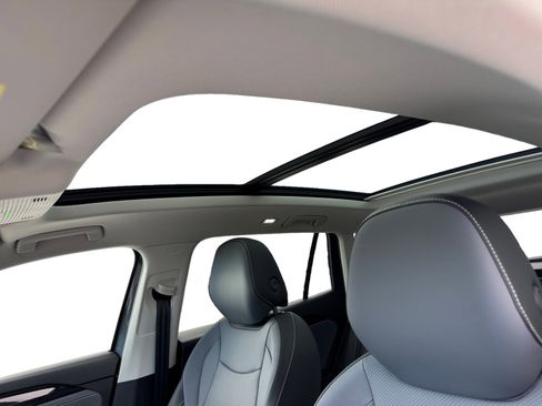 New 2025 Volkswagen Tiguan SE image 6