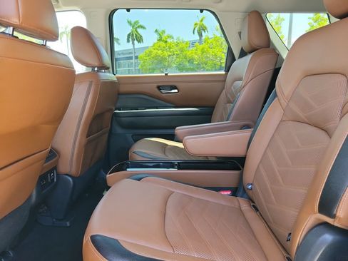 Certified 2024 Nissan Pathfinder Platinum FWD image 17