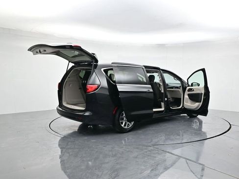 Used 2022 Chrysler Voyager LX image 50