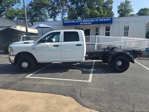 Used 2022 RAM 3500 Tradesman w/ Chrome Appearance Group RWD image 3