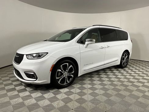 Used 2022 Chrysler Pacifica Pinnacle image 1