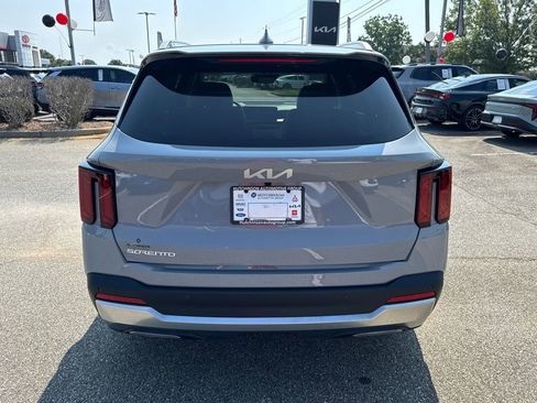 Certified 2025 Kia Sorento EX w/ Panoramic Sunroof Package FWD image 4