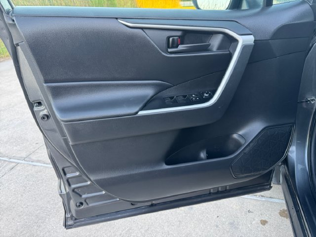Used 2021 Toyota RAV4 LE FWD image 4