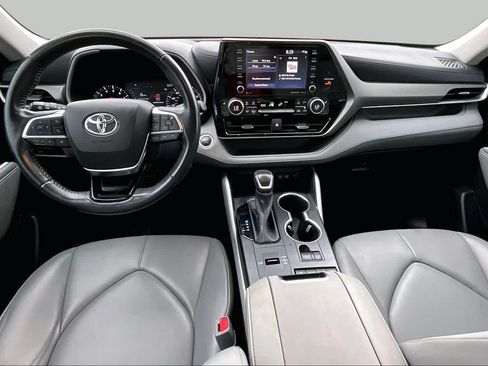Used 2021 Toyota Highlander XLE FWD image 15