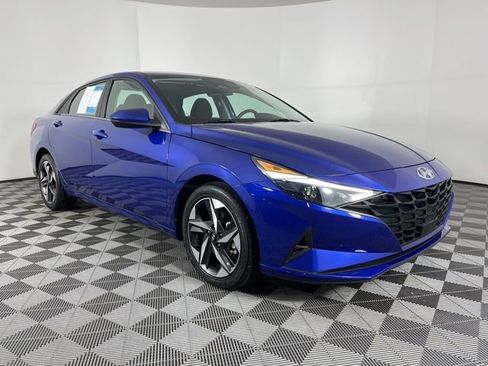 Used 2023 Hyundai Elantra SEL w/ Convenience Package FWD image 3