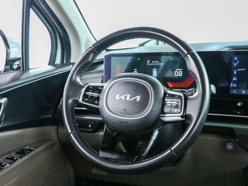 Used 2025 Kia Carnival FWD image 12