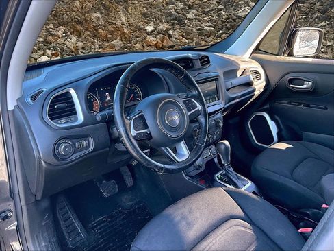 Used 2019 Jeep Renegade Latitude w/ Cold Weather Group image 13