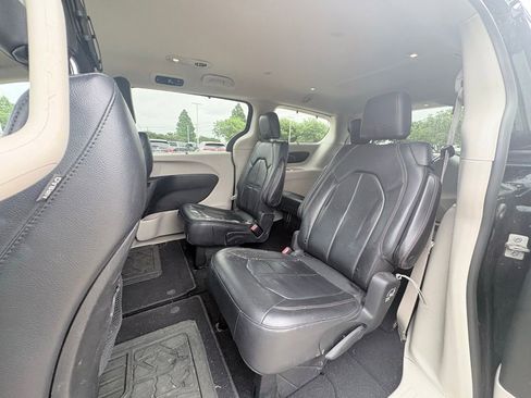 Used 2019 Chrysler Pacifica Touring-L FWD image 7