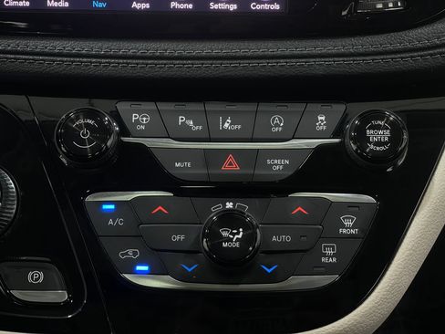 Used 2019 Chrysler Pacifica Limited w/ Tire & Wheel Group FWD image 24