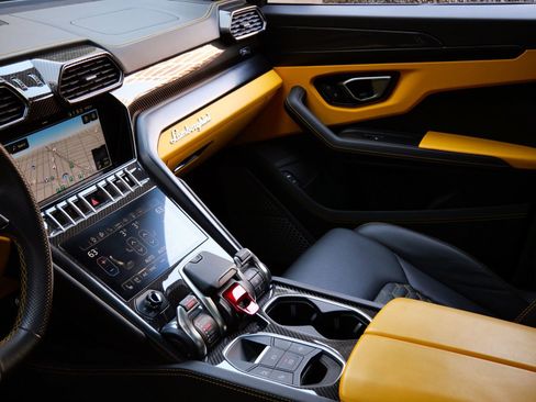 Used 2022 Lamborghini Urus AWD/4WD image 12